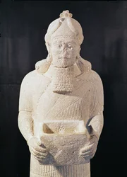 Statuetka mężczyzny niosącego pudełko, z Arslan Tach, Syria (fragment)